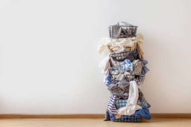 Beyaz arka planda giysi dolu bir sıra metal çamaşır sepeti. Hiç kimse. Uzayı kopyala Tekstil. Kirli gardıroplar. Dekluting konsepti. Beyaz arkaplan.