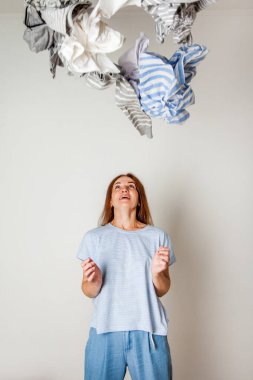 Kafkasyalı ev hanımı bir yığın kirli giysi tutuyor. Çamaşır. Kaos konsepti. Geçmişi. Meşgul kadın..