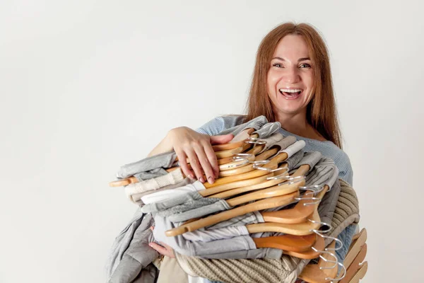 Mujer Caucásica Feliz Sosteniendo Racimo Perchas Madera Con Camisas Ordenadas —  Fotos de Stock