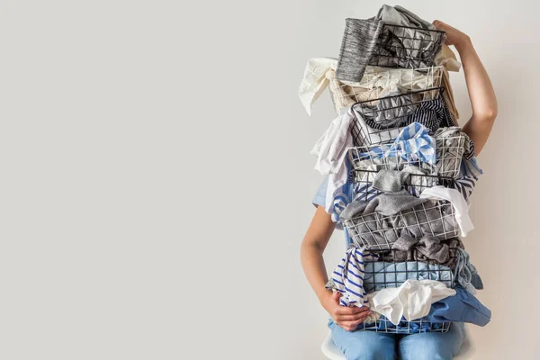 Mulher Surpresa Segurando Cesta Lavanderia Metal Com Roupas Bagunçadas Fundo — Fotografia de Stock