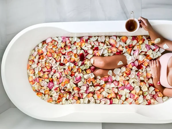 Jeune Belle Fille Trouve Dans Bain Avec Des Pétales Roses — Photo