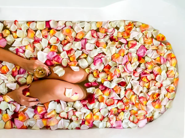 Jeune Belle Fille Trouve Dans Bain Avec Des Pétales Roses — Photo