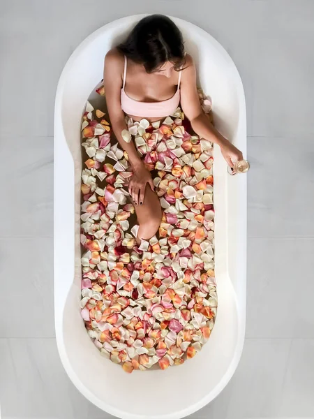 Jeune Belle Fille Trouve Dans Bain Avec Des Pétales Roses — Photo