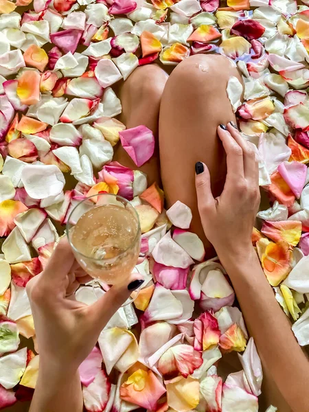 Menina Bonita Nova Encontra Banho Com Pétalas Rosa Vista Cima — Fotografia de Stock