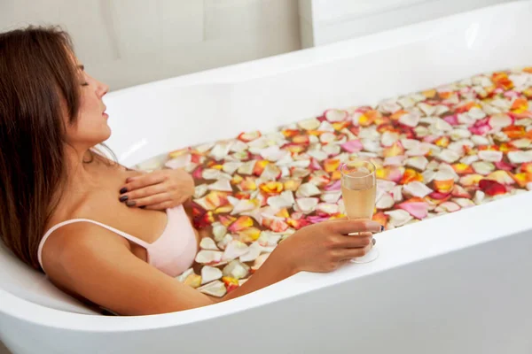 Jeune Belle Fille Trouve Dans Bain Avec Des Pétales Roses — Photo