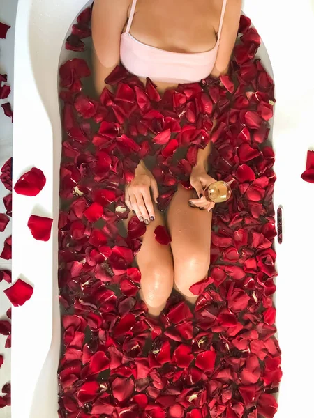 Young Beautiful Girl Lies Bath Red Petals View Drinks Tea — Stock Photo, Image