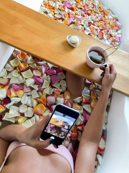 Menina Bonita Nova Encontra Banho Com Pétalas Rosa Vista Cima — Fotografia de Stock