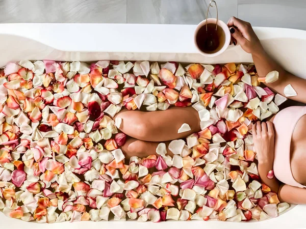 Junges Schönes Mädchen Liegt Einem Bad Mit Rosa Blütenblättern Blick — Stockfoto