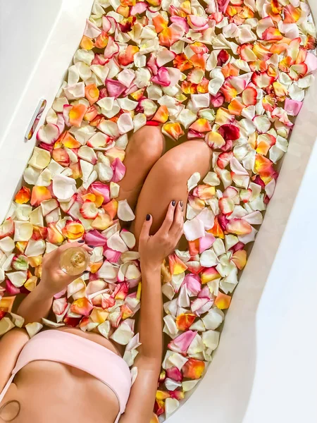 Menina Bonita Nova Encontra Banho Com Pétalas Rosa Vista Cima — Fotografia de Stock