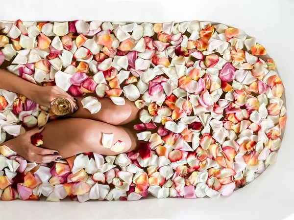 Молодая Красивая Девушка Лежит Ванне Розовыми Лепестками Вид Сверху Пьет — стоковое фото