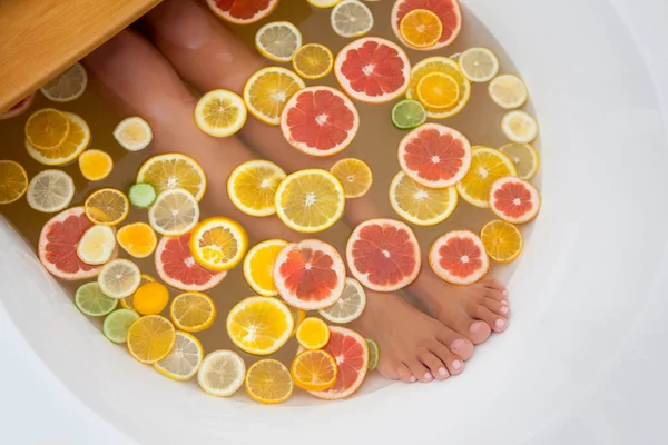 Vue Dessus Orange Fraîche Citron Tranches Pamplemousse Jambes Femme Dans — Photo