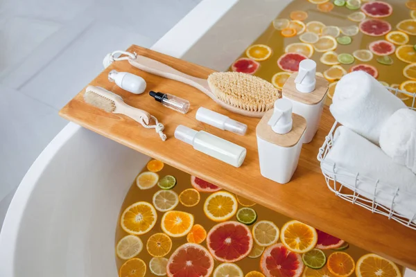 Koupelová Náplň Vodou Smíšené Plátky Čerstvých Citrusových Plodů Kosmetické Výrobky — Stock fotografie
