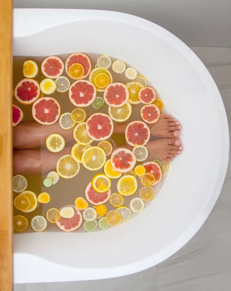 Vue Dessus Orange Fraîche Citron Tranches Pamplemousse Jambes Femme Dans — Photo