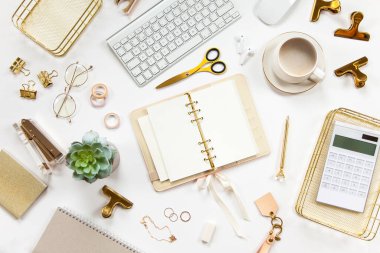 Modern aletler, cihazlar, kahve ve çiçeklerin olduğu düzgün düzenlenmiş ofis kırtasiyesi. Okul ve ofis malzemelerinin üst görüntüsü. Kullanışlı kopyalama alanı olan zarf metin veya logo için hazır.