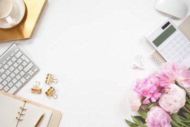 Ofis masasının klavyeli aksesuarları altın tepside kahve ve beyaz arka planda bitki. Evrak işleri için temiz çarşaflı günlük, altın kalem ve kağıt makası. Boşluğu kopyala