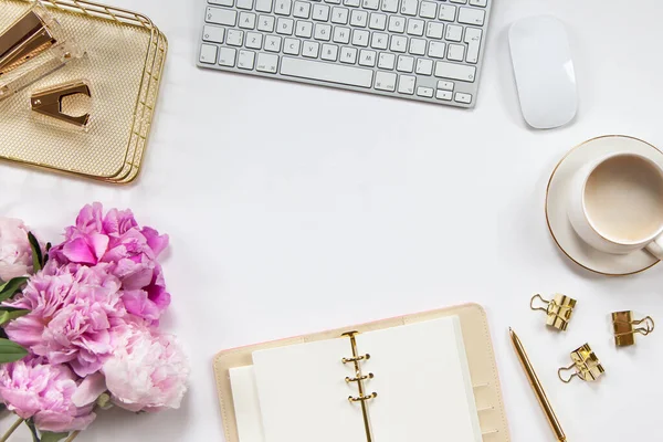 Papeterie Bureau Fournitures Avec Clavier Ordinateur Souris Café Fleurs Placées — Photo