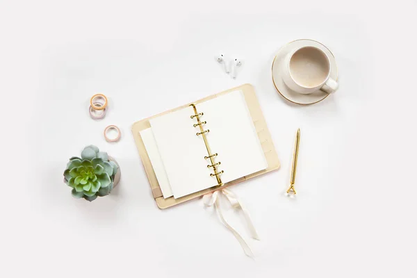 Mínima Mesa Escritorio Oficina Con Juego Papelería Café Auriculares Planta — Foto de Stock