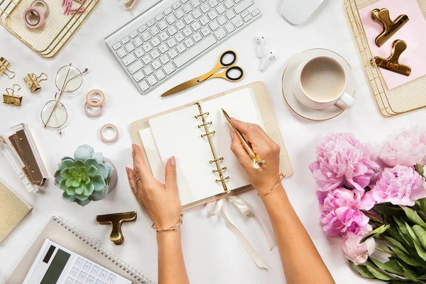 Well Groomed Woman Hands Jewellery Writing Her Diary Gadgets Office — Stock Photo, Image