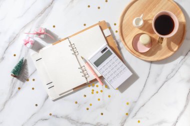 Noel süslemesi, kahve, ahşap tepside Fransız kurabiyesi, hesap makinesi, Noel hediyesi istek listesini yazmak için kalem ve defter. Noel bütçesi konsepti. Boşluğu kopyala.