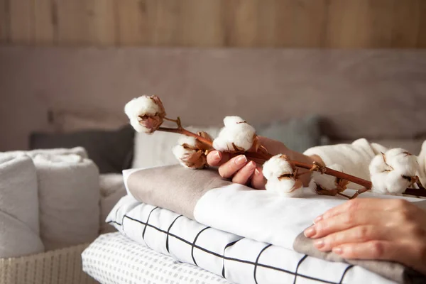 Goed Verzorgde Vrouw Handen Houden Katoenen Tak Met Stapel Van — Stockfoto