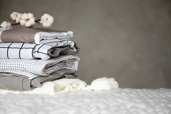 Pilha Cobertores Quentes Dobrados Com Diferentes Padrões Design Galho Algodão — Fotografia de Stock
