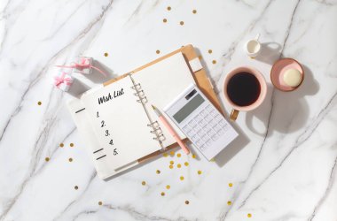 Noel süslemesi, kahve, ahşap tepside Fransız kurabiyesi, hesap makinesi, Noel hediyesi istek listesini yazmak için kalem ve defter. Noel bütçesi konsepti. Boşluğu kopyala.