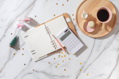 Noel süslemesi, kahve, ahşap tepside Fransız kurabiyesi, hesap makinesi, Noel hediyesi istek listesini yazmak için kalem ve defter. Noel bütçesi konsepti. Boşluğu kopyala.