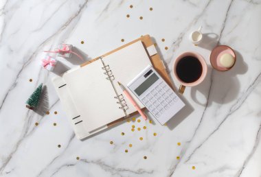 Noel süslemesi, kahve, ahşap tepside Fransız kurabiyesi, hesap makinesi, Noel hediyesi istek listesini yazmak için kalem ve defter. Noel bütçesi konsepti. Boşluğu kopyala.