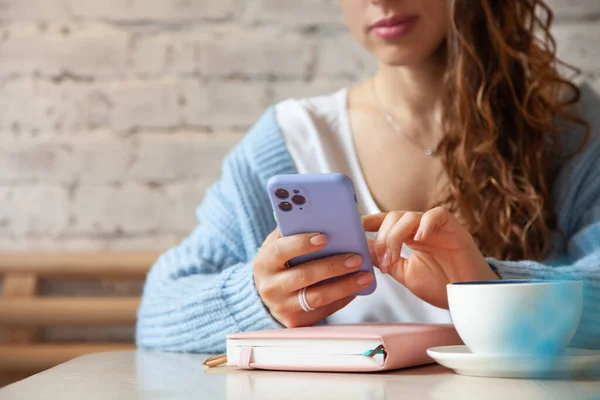 Eine Junge Frau Blauen Warmen Pullover Liest Eine Sms Vom — Stockfoto