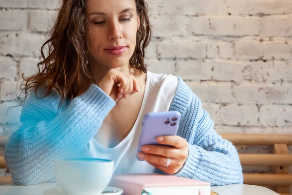 Eine Junge Frau Blauen Warmen Pullover Liest Eine Sms Vom — Stockfoto