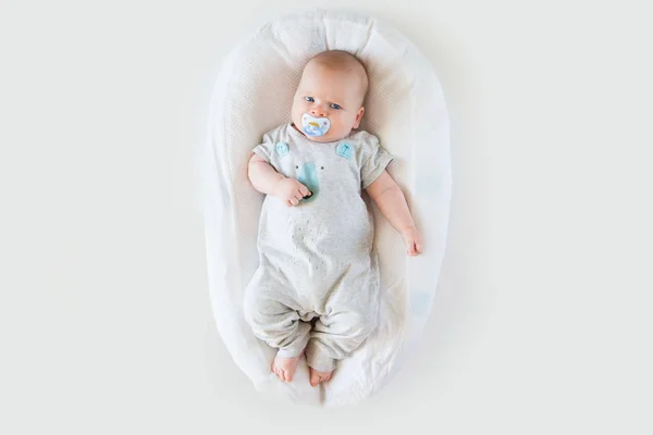 Bebe Sur Blanc Jaune Avec Vetements Articles De Toilette Jouets Et Accessoires De Soins De Sante