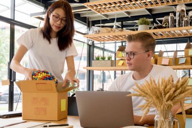 Bilgisayarlı mutlu insanlar hisse senedi ürünlerini kontrol etmek için çalışıyor. Evdeki internet ofisi, internet sektörü.