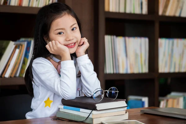 Cute Girl Sitdown Smiled Look Camera Room Children Concept Education — Stock Photo, Image