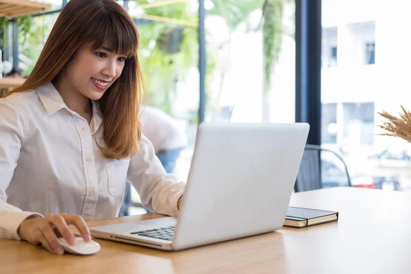 Junge Geschäftsfrau Arbeitet Mit Laptop Büro Geschäftskonzept — Stockfoto