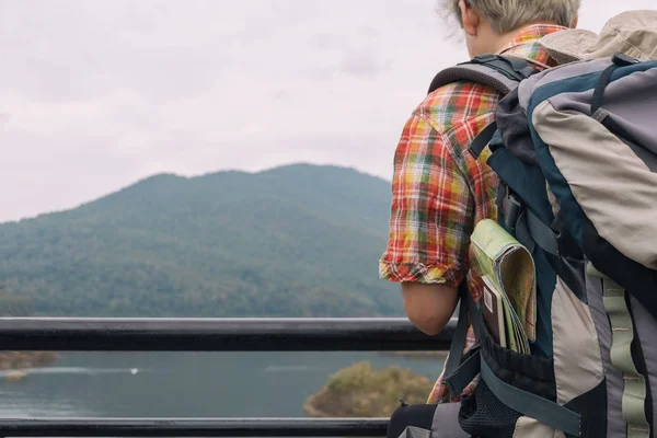 Jeune Homme Trekker Profiter Voyager Avec Sac Dos Concept Randonnée Images De Stock Libres De Droits