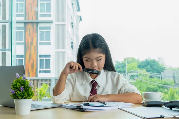 Schattig Meisje Zitten Kamer Met Behulp Van Een Vergrootglas Zoekdocument — Stockfoto