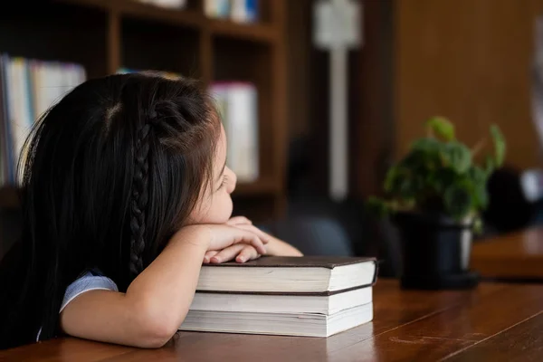 疲れた体と頭痛の部屋に座っている可愛い女の子子供の概念教育の概念 — ストック写真
