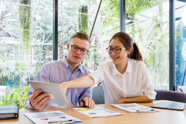 Zakenmensen Die Brainstormen Projecten Bespreken Met Een Laptop Mobiele Telefoon — Stockfoto