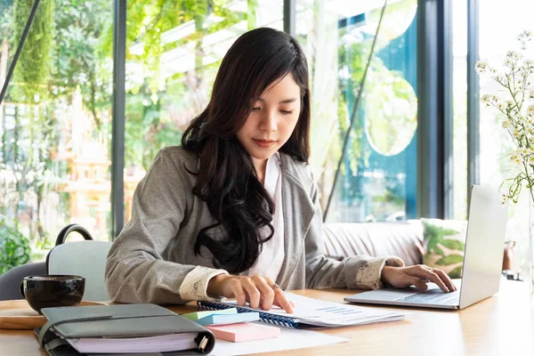 Imprenditori Che Lavorano Discutono Nuovo Progetto Piano Ufficio Con Documento — Foto Stock