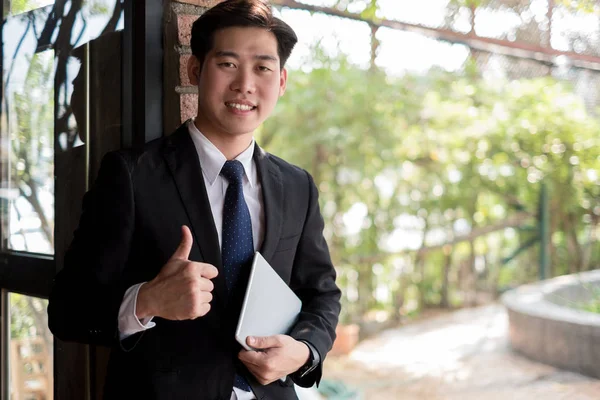 Νεαρός Επιχειρηματίας Στέκεται Αντίχειρας Tablet Κοντά Στο Γραφείο Επιχειρηματική Ιδέα — Φωτογραφία Αρχείου