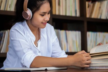 Sevimli kız evde kulaklıkla müzik dinlemekten hoşlanıyor, çocuk konsepti, eğitim konsepti