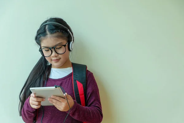 Sevimli Kız Evde Kulaklıkla Müzik Dinlemekten Hoşlanıyor Çocuk Konsepti Eğitim — Stok fotoğraf