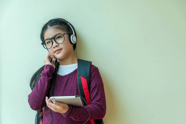 Sevimli Kız Evde Kulaklıkla Müzik Dinlemekten Hoşlanıyor Çocuk Konsepti Eğitim — Stok fotoğraf