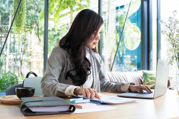 Geschäftsleute Die Büro Mit Dokument Geschäftskonzept Und Neuen Planprojekten Arbeiten — Stockfoto