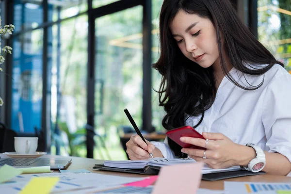 Imprenditori Che Lavorano Discutono Nuovo Progetto Piano Ufficio Con Documento — Foto Stock