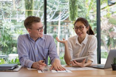 Grafik tasarımcılar cep telefonu için bilgisayar tasarım uygulaması, grafik tasarımcıları konsepti ile birlikte çalışırlar