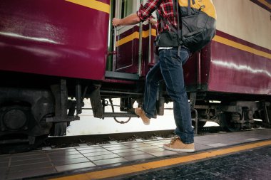 Seyahat konsepti için tren istasyonuna tatile giden genç bir gezgin.