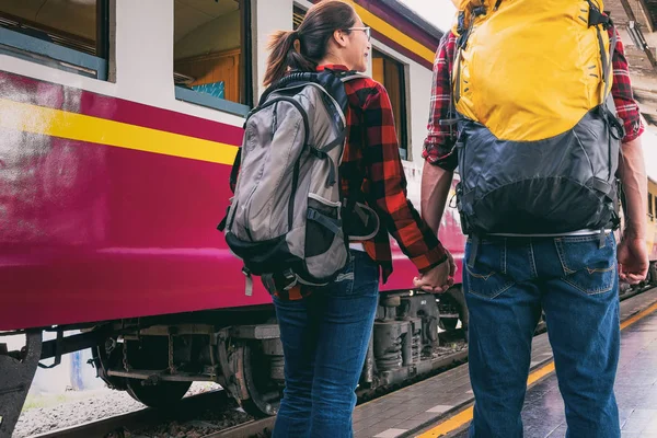 Feliz Joven Pareja Viajerosjuntos Vacaciones Estación Tren Concepto Viaje Concepto — Foto de Stock