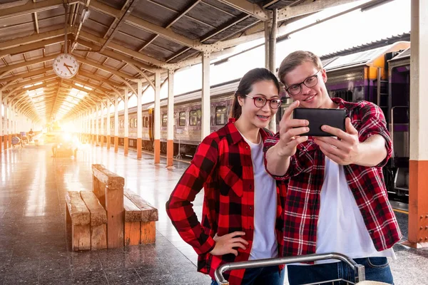 Happy Young Coupletravellers Together Vacation Taking Selfie Phone Train Station — Stock Photo, Image