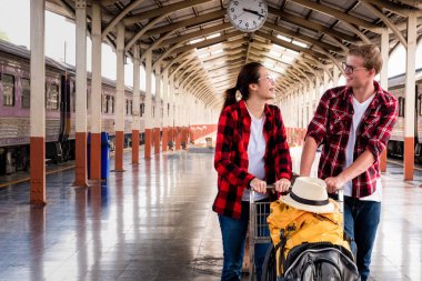 Seyahat konsepti için tren istasyonuna tatile giden genç bir gezgin.